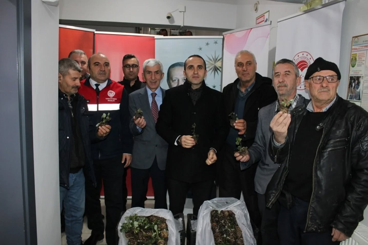 "İskilip Kendi Çilek Fidesini Kendi Üreten Bir İlçe Olmalı" "İskilip Kendi Çilek Fidesini Kendi Üreten Bir İlçe Olmalı"