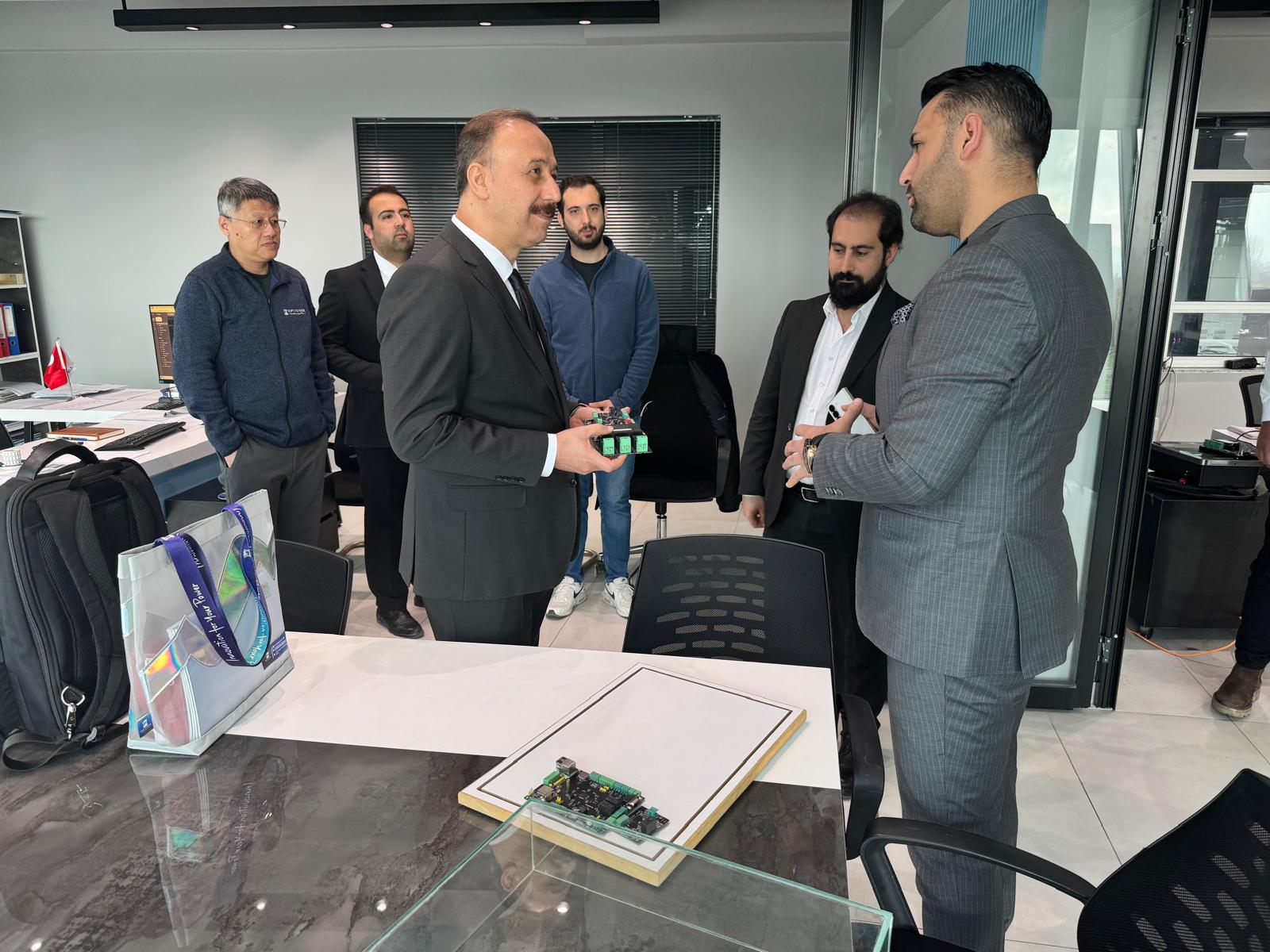 Isparta Valisi Abdullah Erin'den Bladeco'nun Güneş Enerjisi ve Hızlı Şarj İstasyonu Üretimine Ziyaret Isparta Valisi Abdullah Erin'den Bladeco'nun Güneş Enerjisi ve Hızlı Şarj İstasyonu Üretimine Ziyaret