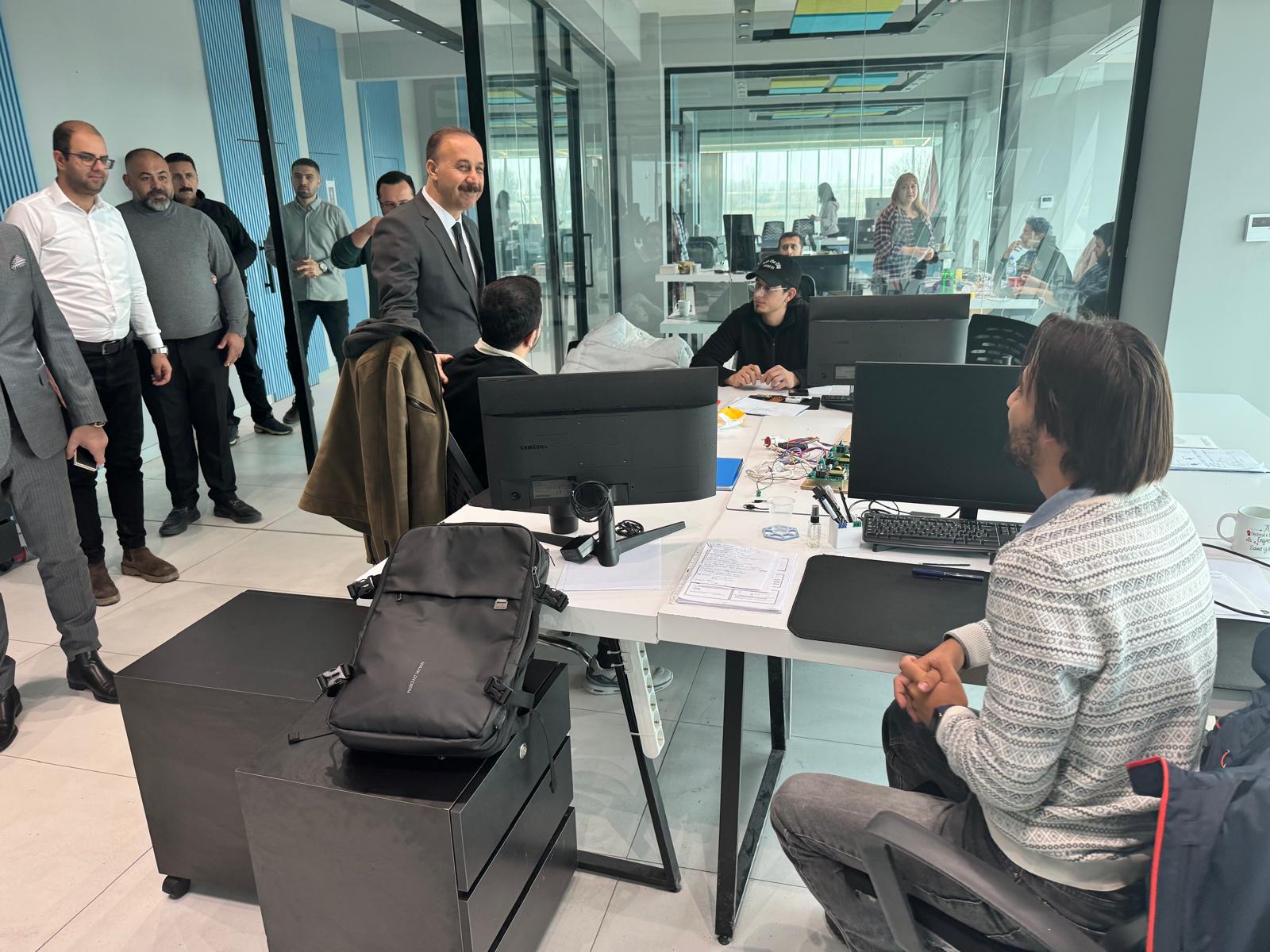 Isparta Valisi Abdullah Erin'den Bladeco'nun Güneş Enerjisi ve Hızlı Şarj İstasyonu Üretimine Ziyaret Isparta Valisi Abdullah Erin'den Bladeco'nun Güneş Enerjisi ve Hızlı Şarj İstasyonu Üretimine Ziyaret