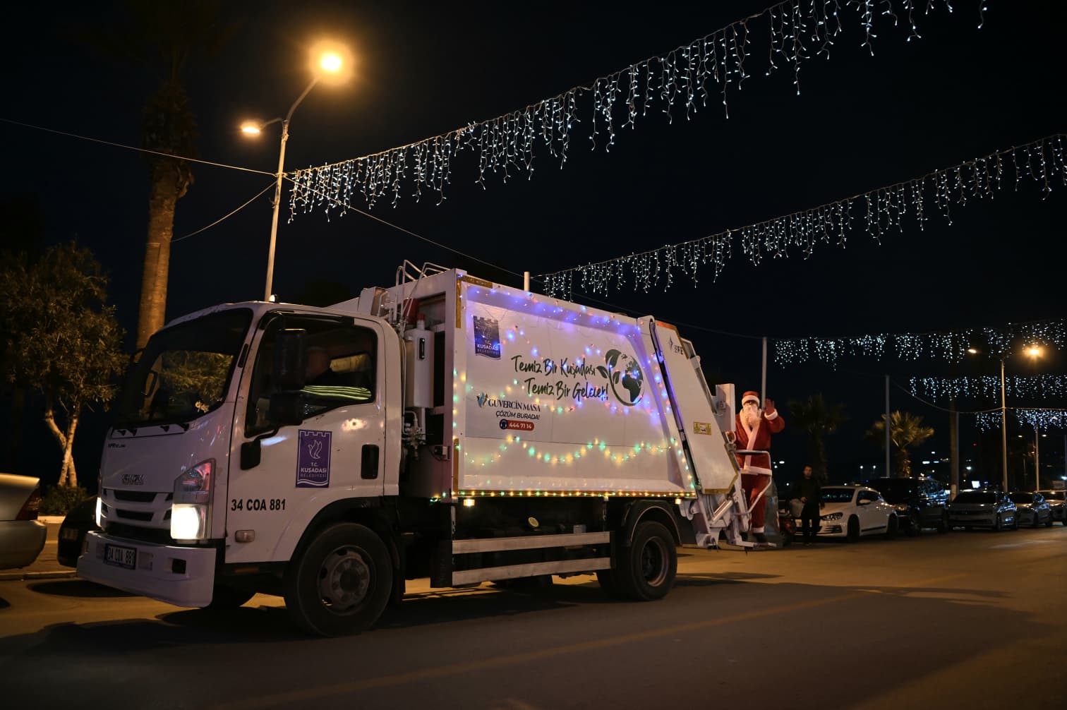 Kuşadası’nda Yılbaşı Öncesi Çevre Bilinci İçin Işıklı Çöp Kamyonlarıyla Dikkat Çekildi