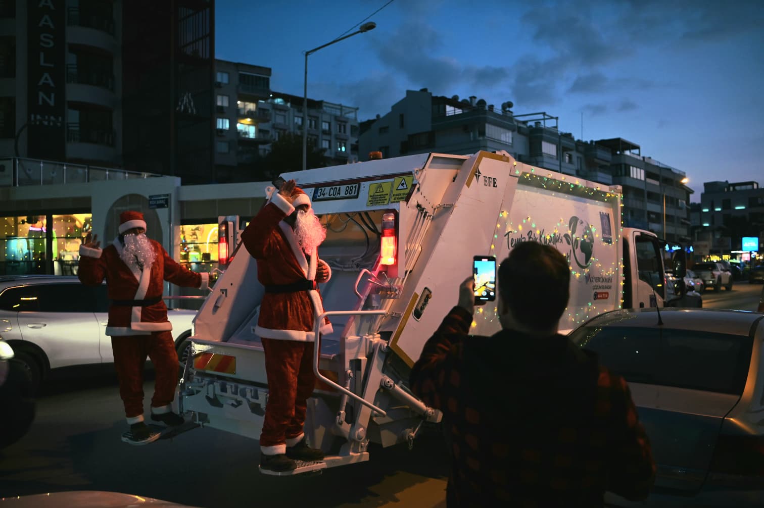 Kuşadası’nda Yılbaşı Öncesi Çevre Bilinci İçin Işıklı Çöp Kamyonlarıyla Dikkat Çekildi