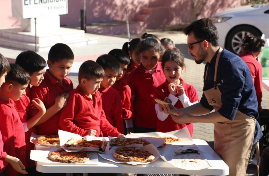 Şef Naim Varlı, İlkokulu Öğrencilerine Pizza Yaptı