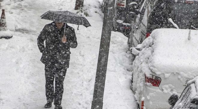 Türkiye’de Yoğun Kar Yağışı Ulaşımı Diyetin Ediyor: Binlerce Yol Kapandı