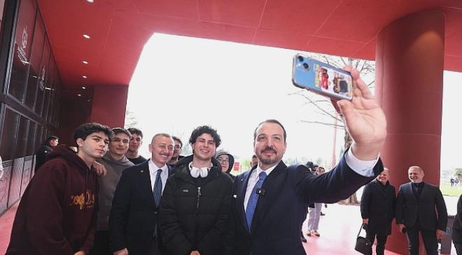 AK Parti Yöneticisi Zorlu’dan Alev Alatlı Kütüphanesi Ziyareti