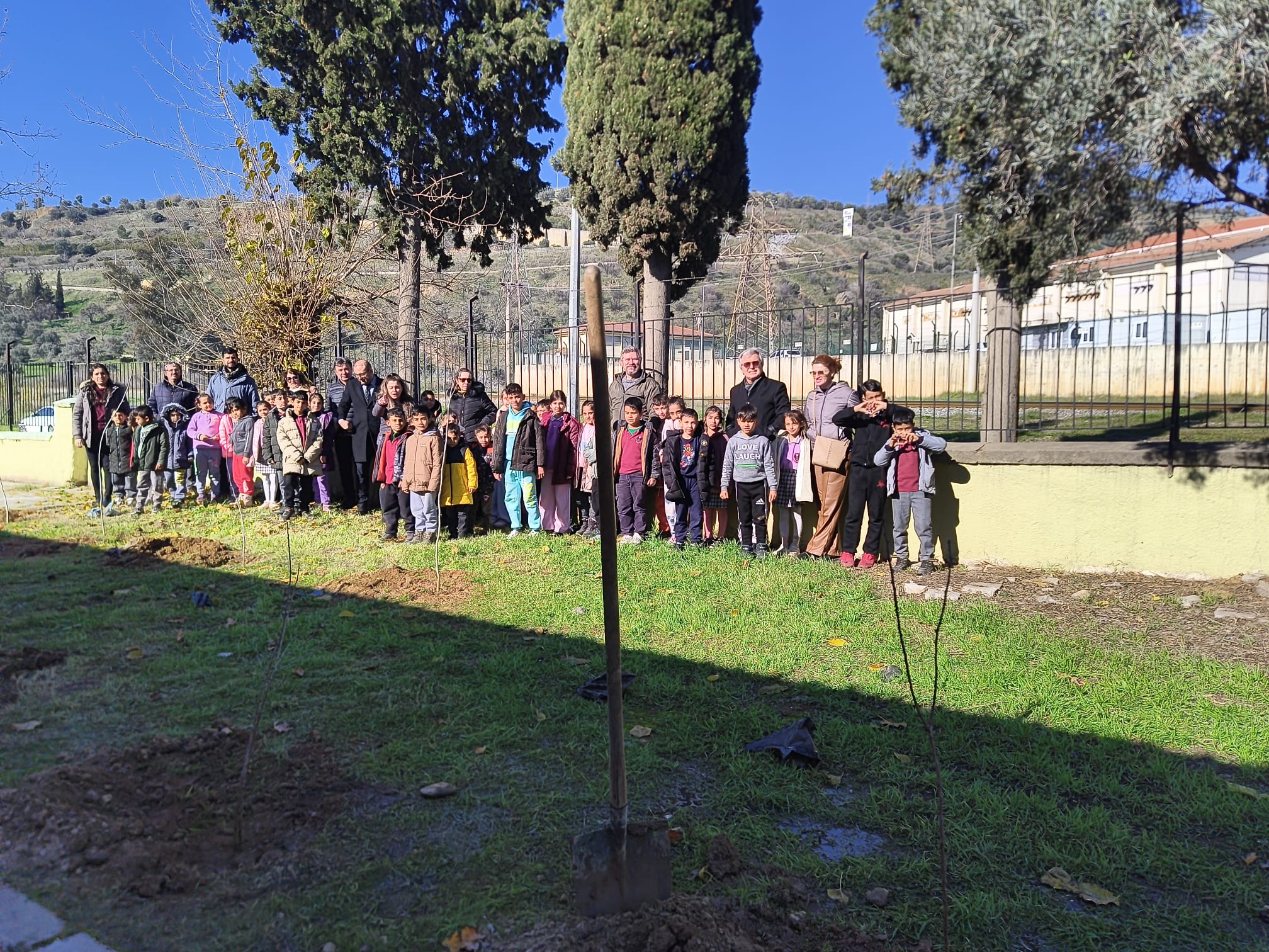 AYAHED ve Efeler Milli Eğitim Müdürlüğü'nden Okullarda Fidan Dikme Projesi