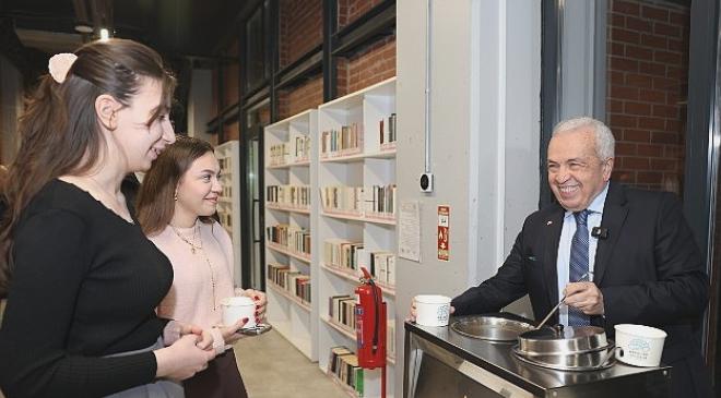 Başkan Özdemir Koza Kütüphane’de Üniversite Öğrencileriyle Buluştu