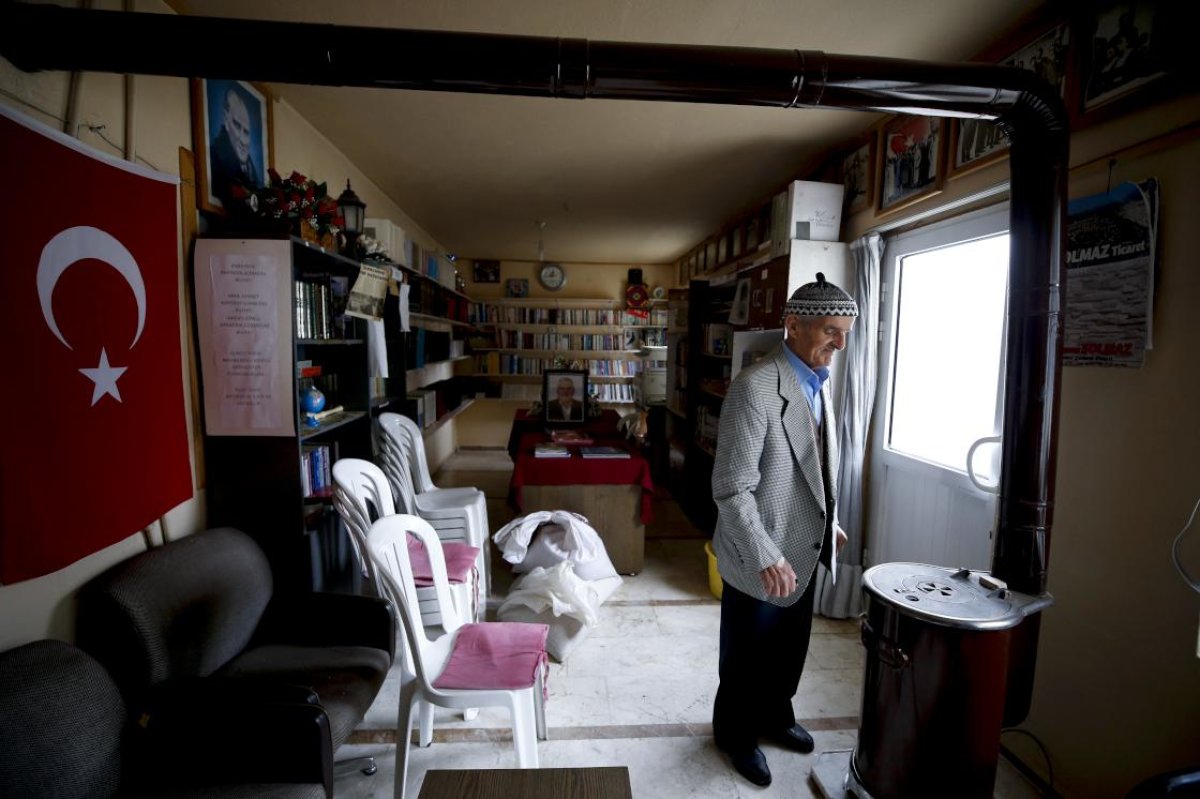 Burdur Kağılcık Köyü'nde 76 Yaşındaki Emin Akay'dan Örnek Kütüphane Fedakârlığı Burdur Kağılcık Köyü'nde 76 Yaşındaki Emin Akay'dan Örnek Kütüphane Fedakârlığı