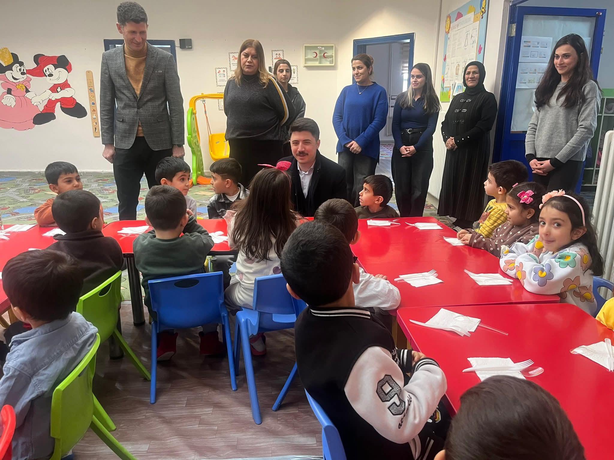 Digor Kaymakamı Kahraman’dan Ertuğrul Gazi Anaokulu’nda Sürpriz Doğum Günü Kutlaması Digor Kaymakamı Kahraman’dan Ertuğrul Gazi Anaokulu’nda Sürpriz Doğum Günü Kutlaması