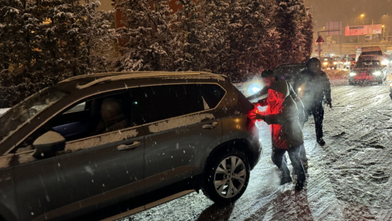 İstanbul’da Yoğun Kar Yağışı: Sarıyer ve Beykoz’da Trafik Aksamaları