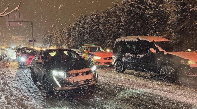 İstanbul’da Yoğun Kar Yağışı: Sarıyer ve Beykoz’da Trafik Aksamaları