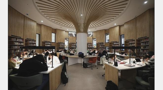 İzmit Millet Bahçesi’ndeki Alev Alatlı Kütüphanesi Yenilikçi Hizmetleriyle Dikkat Çekiyor