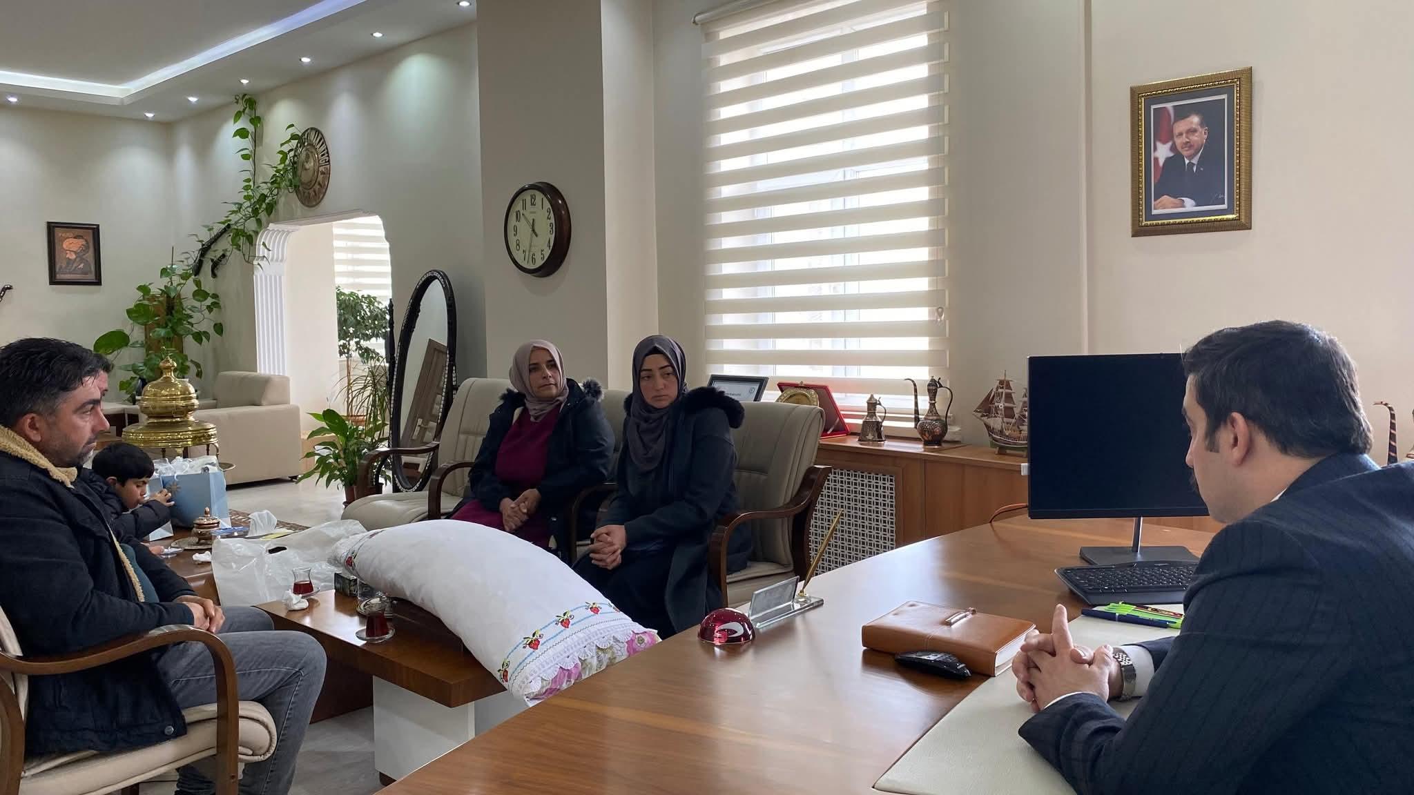 Kars Arpaçay'da Kadın Girişimcilerden El Dokuması Halı ve Kaz Tüyü Yastık Projesi