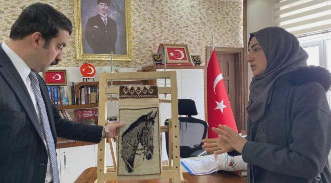 Kars Arpaçay’da Kadın Girişimcilerden El Dokuması Halı ve Kaz Tüyü Yastık Projesi