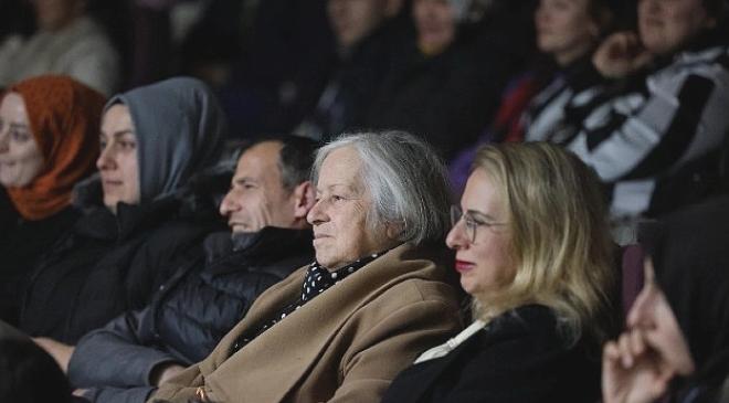 Kartepe Belediyesi Sahnesinde Anlat Bakalım Tiyatro Oyunu İlgi Gördü