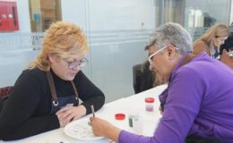 Kocaeli Üniversitesi Akademisyenleri ve Protokol Eşleri Seka Sanat Merkezi’nin Çini Atölyesinde Bir Araya Geldi