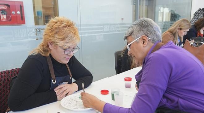 Kocaeli Üniversitesi Akademisyenleri ve Protokol Eşleri Seka Sanat Merkezi’nin Çini Atölyesinde Bir Araya Geldi