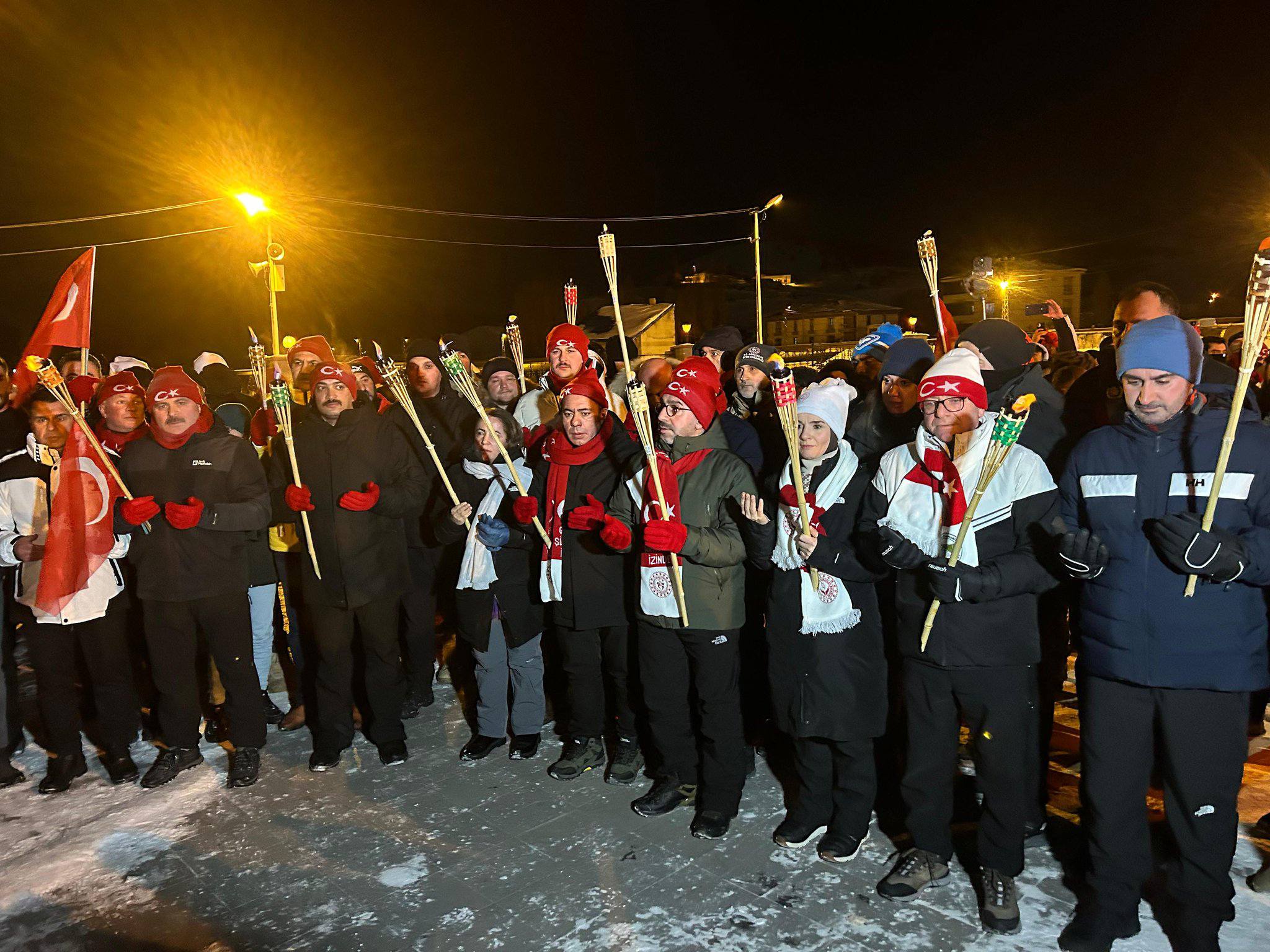 Sarıkamış Harekâtı’nın 111. Yılında Anma Yürüyüşü ve Soğuk Heykel Performansı Sarıkamış Harekâtı’nın 111. Yılında Anma Yürüyüşü ve Soğuk Heykel Performansı