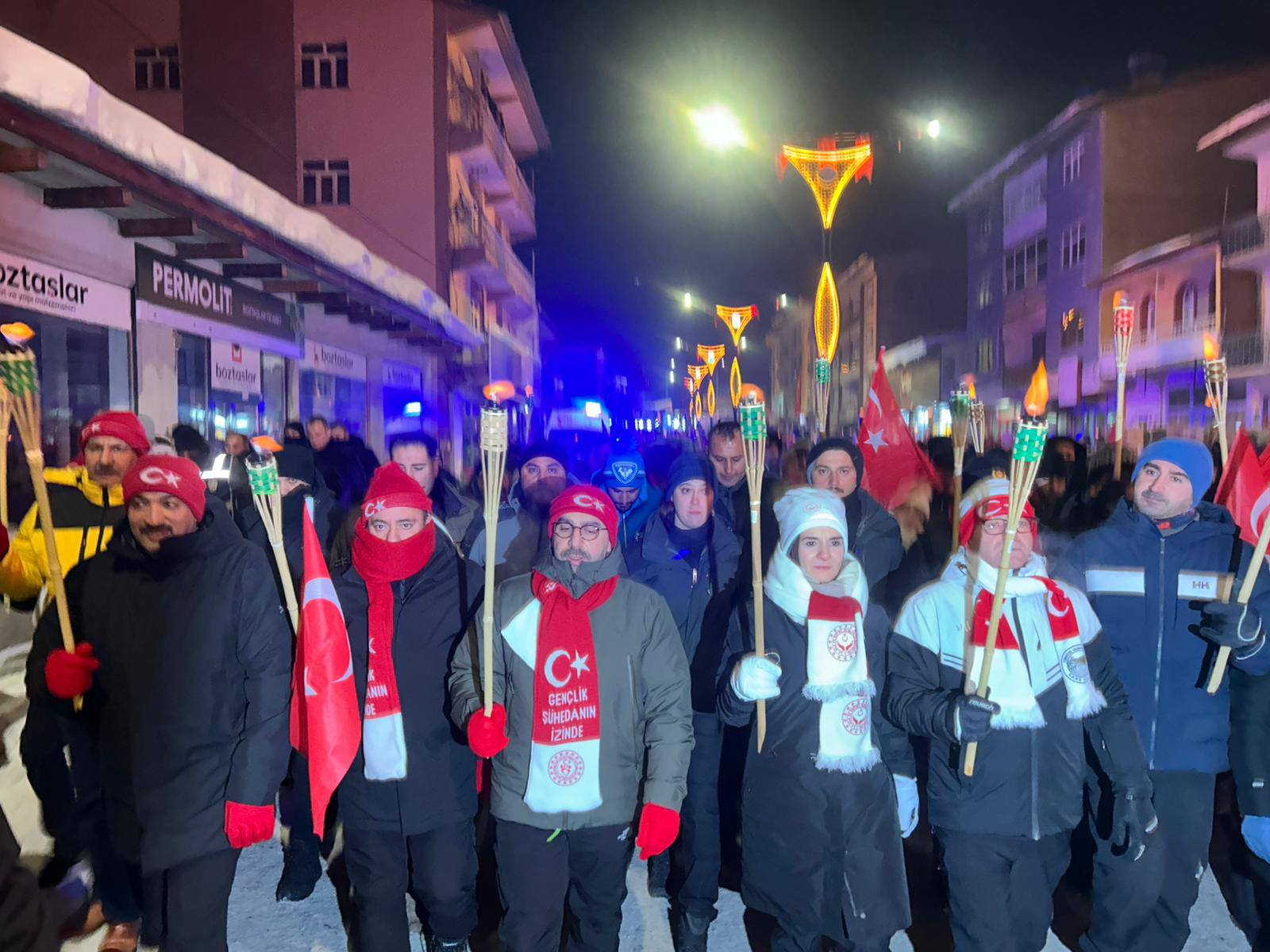 Sarıkamış Harekâtı’nın 111. Yılında Anma Yürüyüşü ve Soğuk Heykel Performansı Sarıkamış Harekâtı’nın 111. Yılında Anma Yürüyüşü ve Soğuk Heykel Performansı