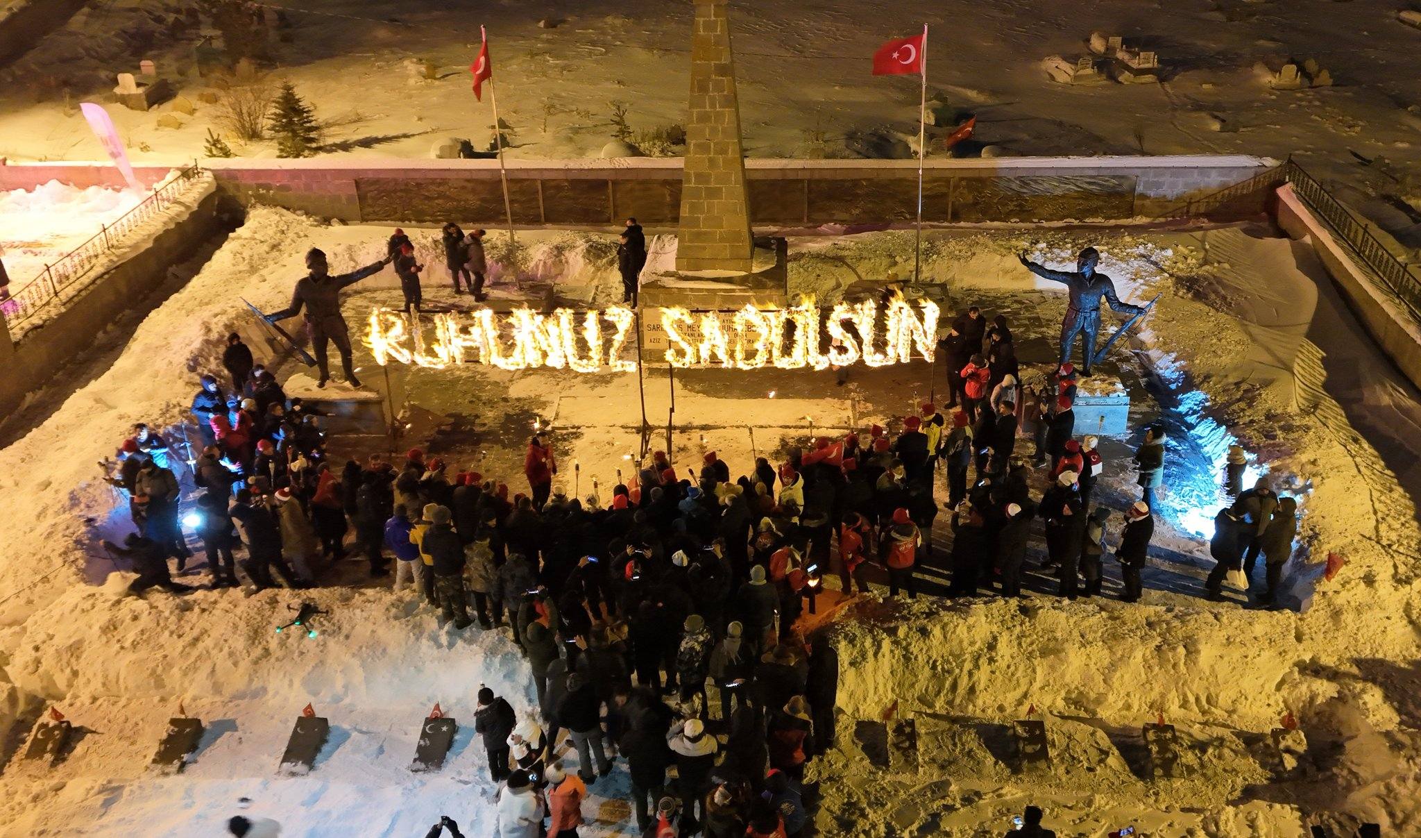 Sarıkamış Harekâtı’nın 111. Yılında Anma Yürüyüşü ve Soğuk Heykel Performansı Sarıkamış Harekâtı’nın 111. Yılında Anma Yürüyüşü ve Soğuk Heykel Performansı