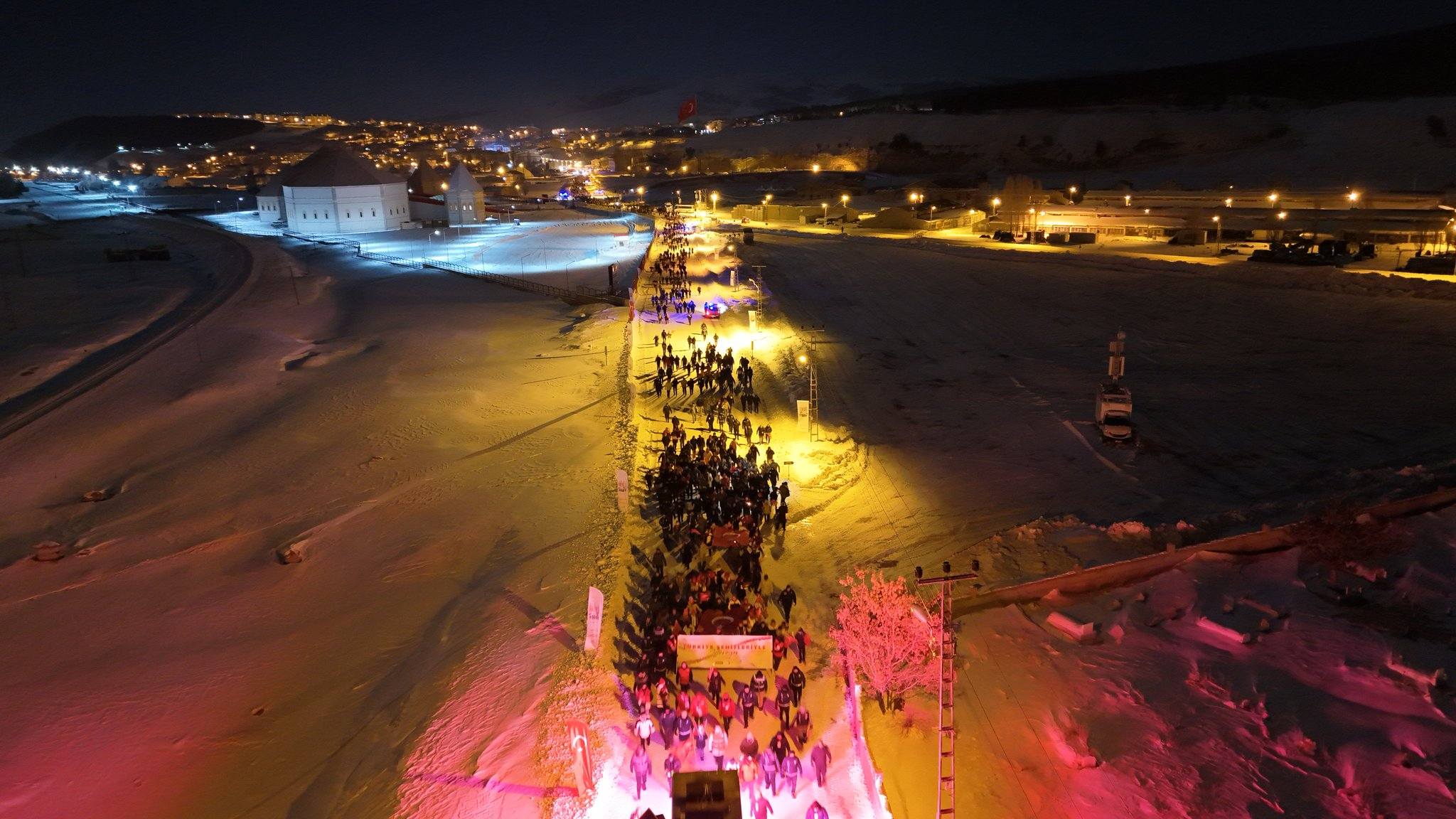 Sarıkamış Harekâtı’nın 111. Yılında Anma Yürüyüşü ve Soğuk Heykel Performansı Sarıkamış Harekâtı’nın 111. Yılında Anma Yürüyüşü ve Soğuk Heykel Performansı