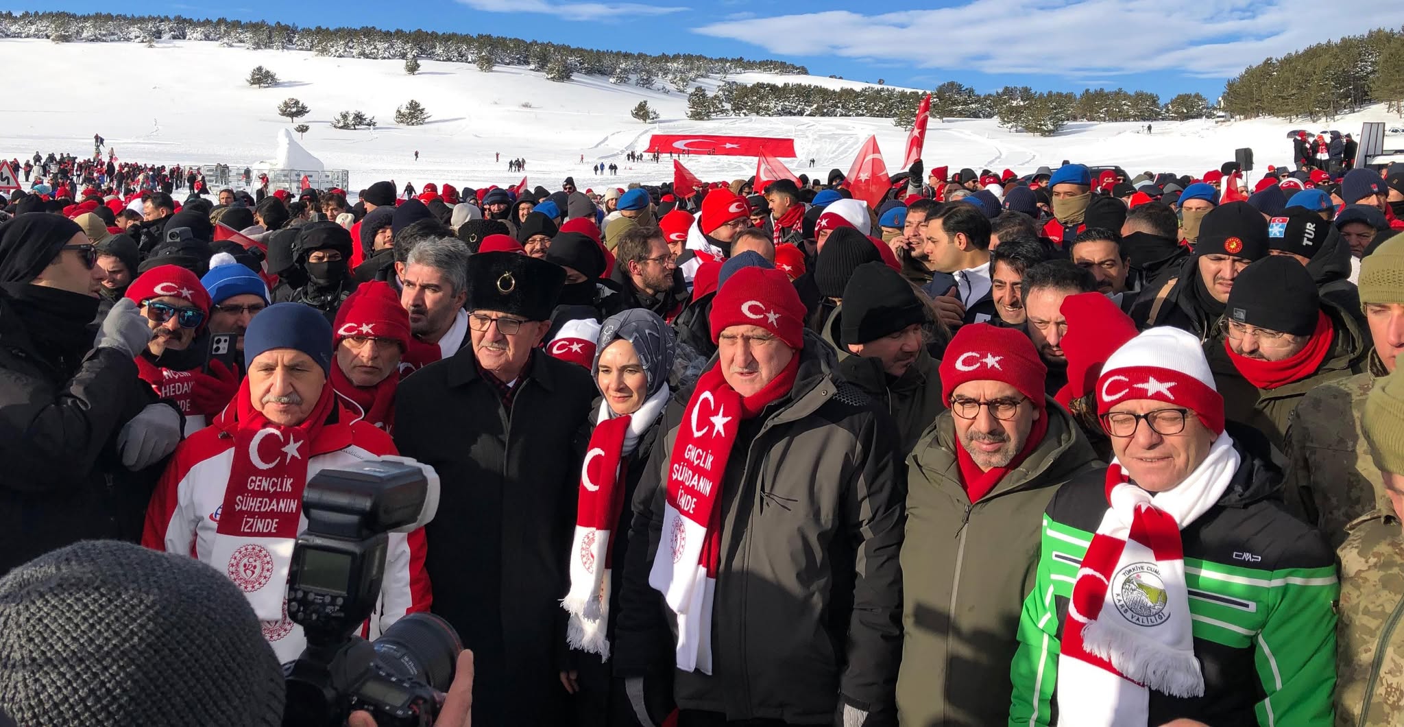 Sarıkamış Şehitleri Anısına 111. Yıl Yürüyüşü: Soğuk Havaya Rağmen Binlerce Katılım Sarıkamış Şehitleri Anısına 111. Yıl Yürüyüşü: Soğuk Havaya Rağmen Binlerce Katılım