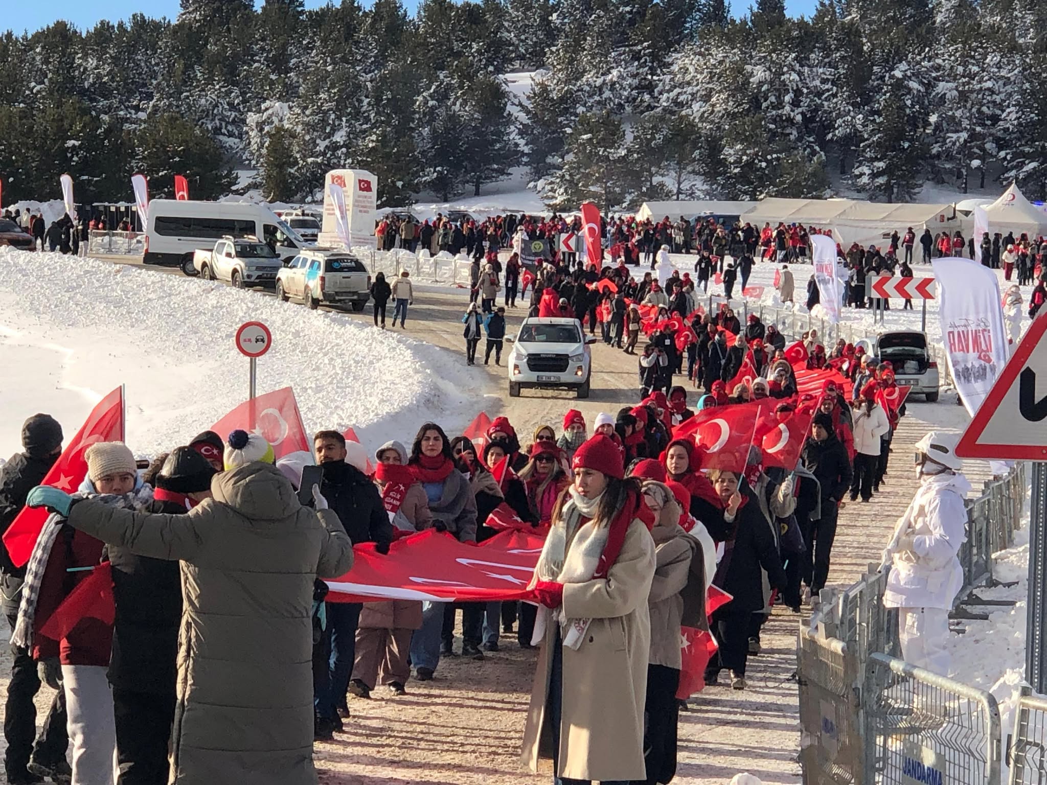 Sarıkamış Şehitleri Anısına 111. Yıl Yürüyüşü: Soğuk Havaya Rağmen Binlerce Katılım Sarıkamış Şehitleri Anısına 111. Yıl Yürüyüşü: Soğuk Havaya Rağmen Binlerce Katılım