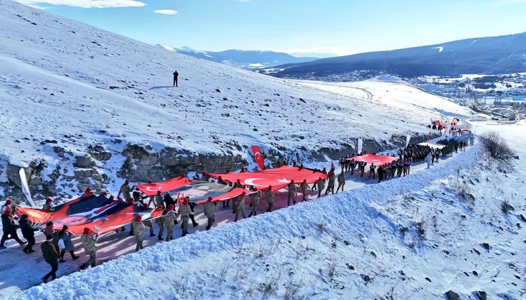 Sarıkamış Şehitleri Anısına 111. Yıl Yürüyüşü: Soğuk Havaya Rağmen Binlerce Katılım Sarıkamış Şehitleri Anısına 111. Yıl Yürüyüşü: Soğuk Havaya Rağmen Binlerce Katılım
