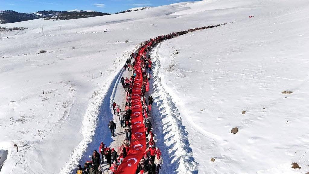 Sarıkamış Şehitleri Anısına 111. Yıl Yürüyüşü: Soğuk Havaya Rağmen Binlerce Katılım Sarıkamış Şehitleri Anısına 111. Yıl Yürüyüşü: Soğuk Havaya Rağmen Binlerce Katılım