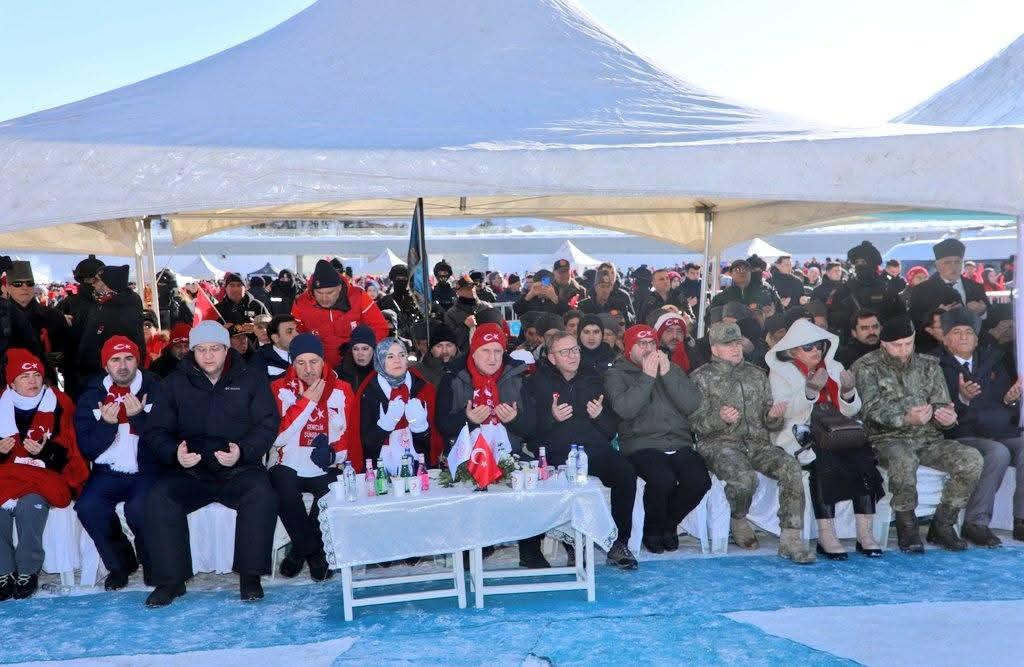 Sarıkamış Şehitleri Anısına 111. Yıl Yürüyüşü: Soğuk Havaya Rağmen Binlerce Katılım Sarıkamış Şehitleri Anısına 111. Yıl Yürüyüşü: Soğuk Havaya Rağmen Binlerce Katılım