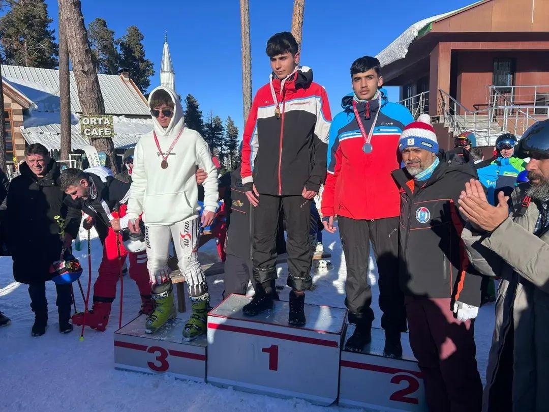 Sarıkamış’ta Yoğun Katılımlı Alp Disiplini ve Snowboard İl Birinciliği Müsabakaları