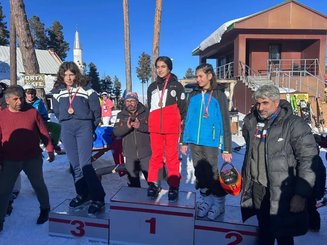 Sarıkamış’ta Yoğun Katılımlı Alp Disiplini ve Snowboard İl Birinciliği Müsabakaları