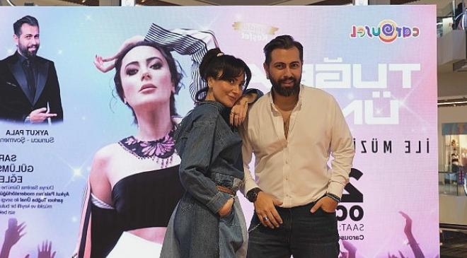 Tuğba Ünal Carousel AVM’de Dünya Sarılma Günü’nü Kutladı